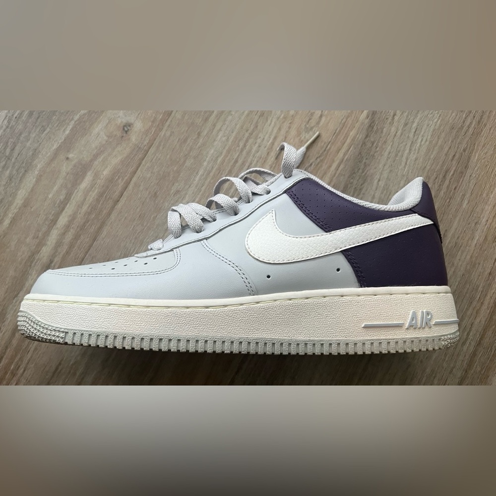 NIKE AIR FORCE 1 07 
NEUTRAL GREY-WHITE-WINE - Picture 6 of 9